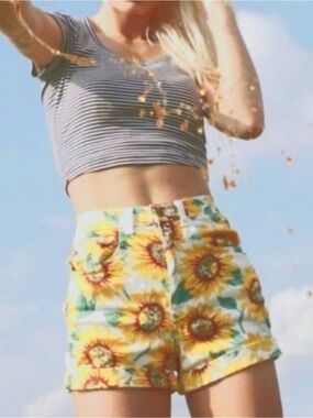 Bullhead Denim Co. Sunflower Mom Jean Shorts Size 11
